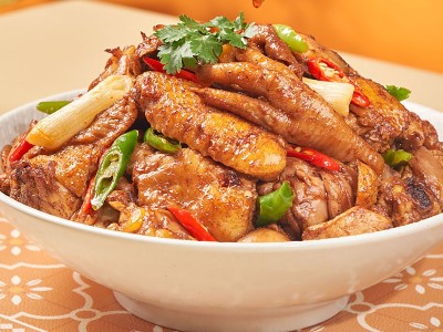 小成本开炒鸡店！1 人 1 酱就能干，省去厨师费