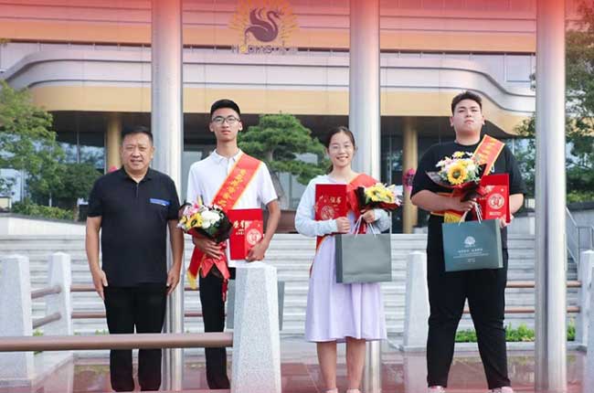 花帝食品股份徐淑英爱心基金学生升学考试助学金发放仪式